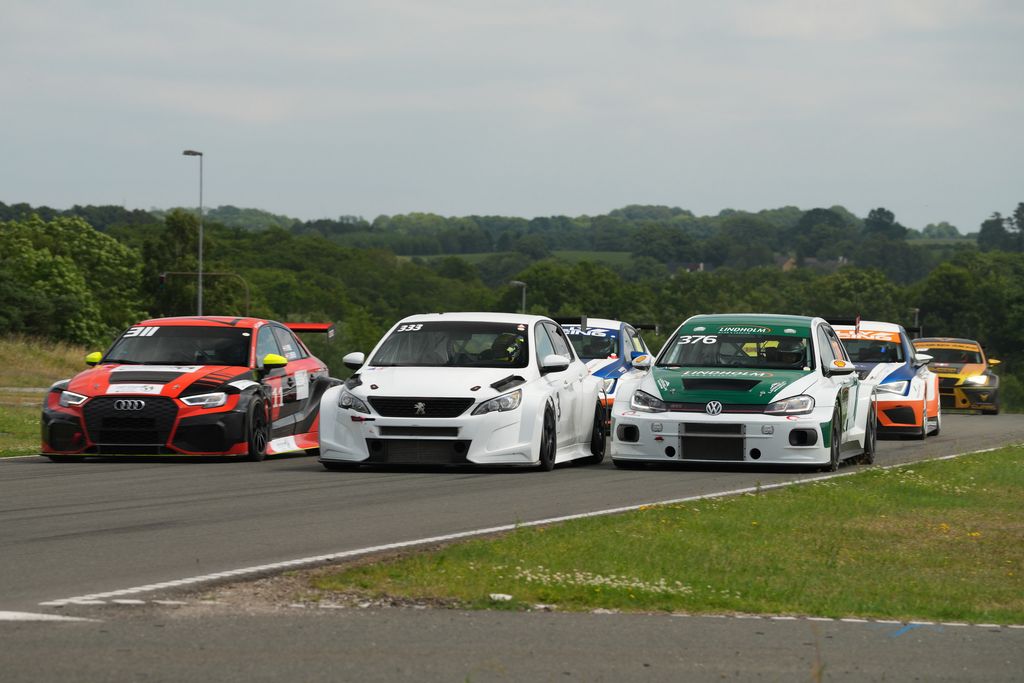 Når et billede siger alt om Danish Endurance Championship. Storm Development (#311), Dan Agro Racing (#333) og Team Lindholm Racing (#376) side om side ind i et sving på Ring Djursland
(Foto: Stumpphoto)